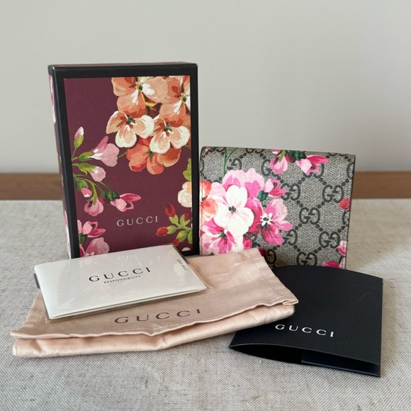 Gucci Handbags - NWT Limited Edition Gucci Supreme Blooms Wallet